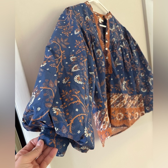 Love the Label beautiful print blouse. Puffy sleeves, over sized. Fun top! - Picture 3 of 10